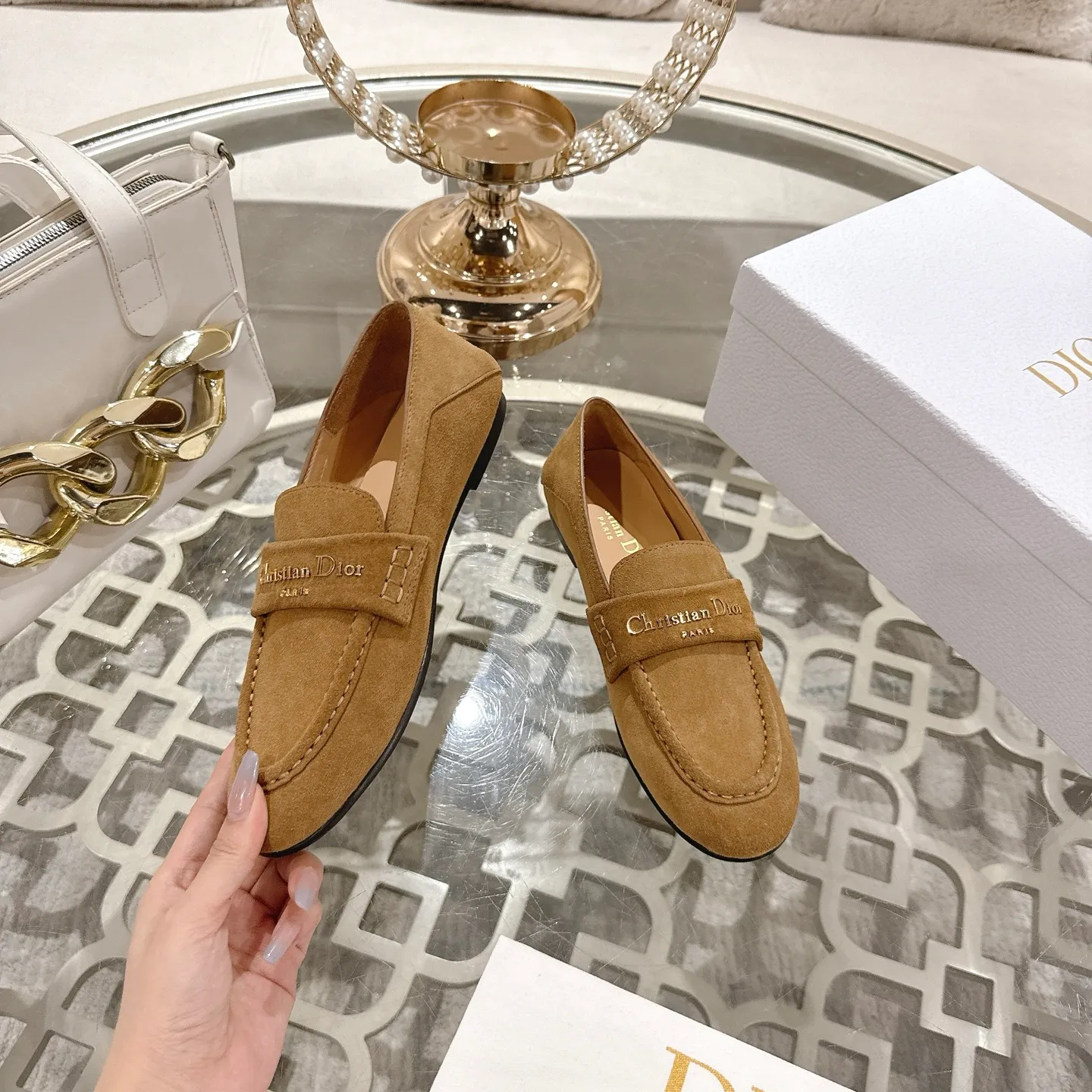 👟👟Ex-factory price 640👟👟 🍸 Dior Dior | 2025 ˢˢD Home 2025 Spring and Summer New Products The latest popular slip-on letter buckle loafers series〰 Original purchase, development and production👍🏻This Dior loafer is carefully made of black glossy cow leather, and the front letter plate is decorated with golden tone Christian Dior Paris logo. Paired with a leather-injected outsole, it adds classic style to any casual look. Upper: original cowhide/cow suede, lining: cowhide, outsole: injection molded leather outsole imported from Italy, heel height: 1cm, size: 35-42 (customized at 40.41.42)